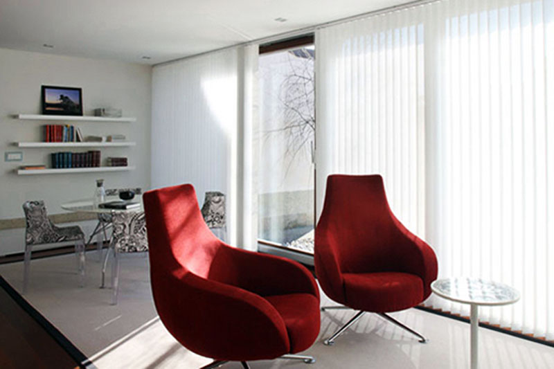 Sala con cortinas con bandas verticales
