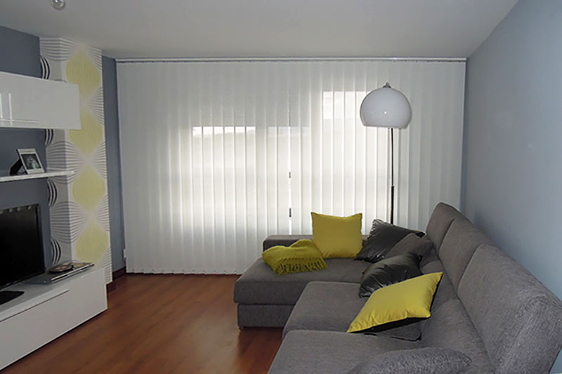 Living con cortinas con bandas verticales