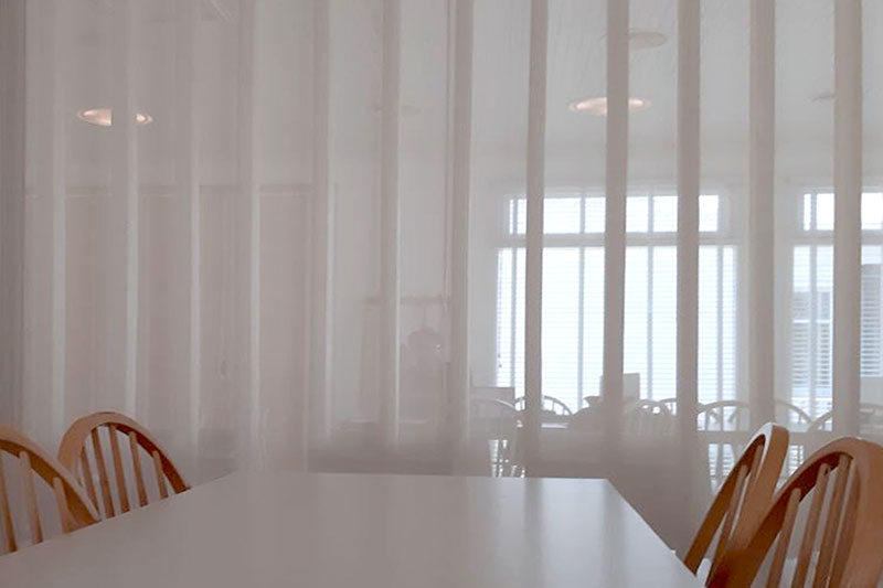 Sala con cortinas de bandas verticales