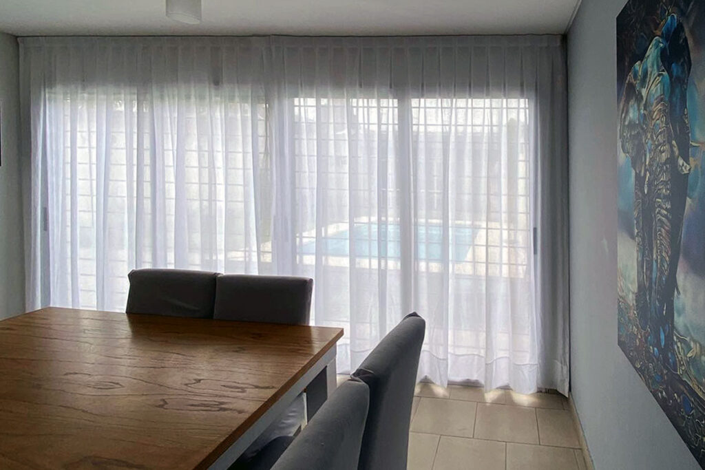 Living con cortinas de género blancas