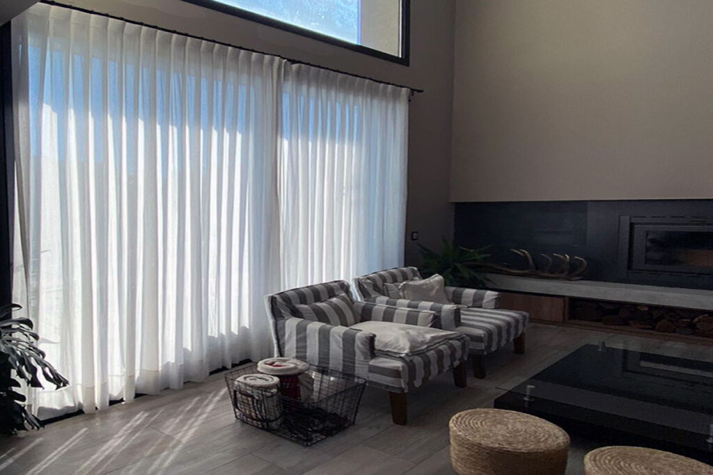Living comedor con cortinas de género