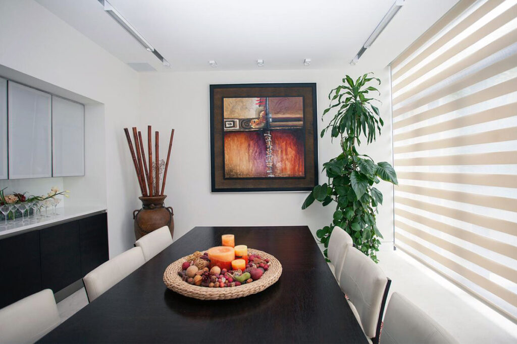 Salón comedor con cortinas roller neolux