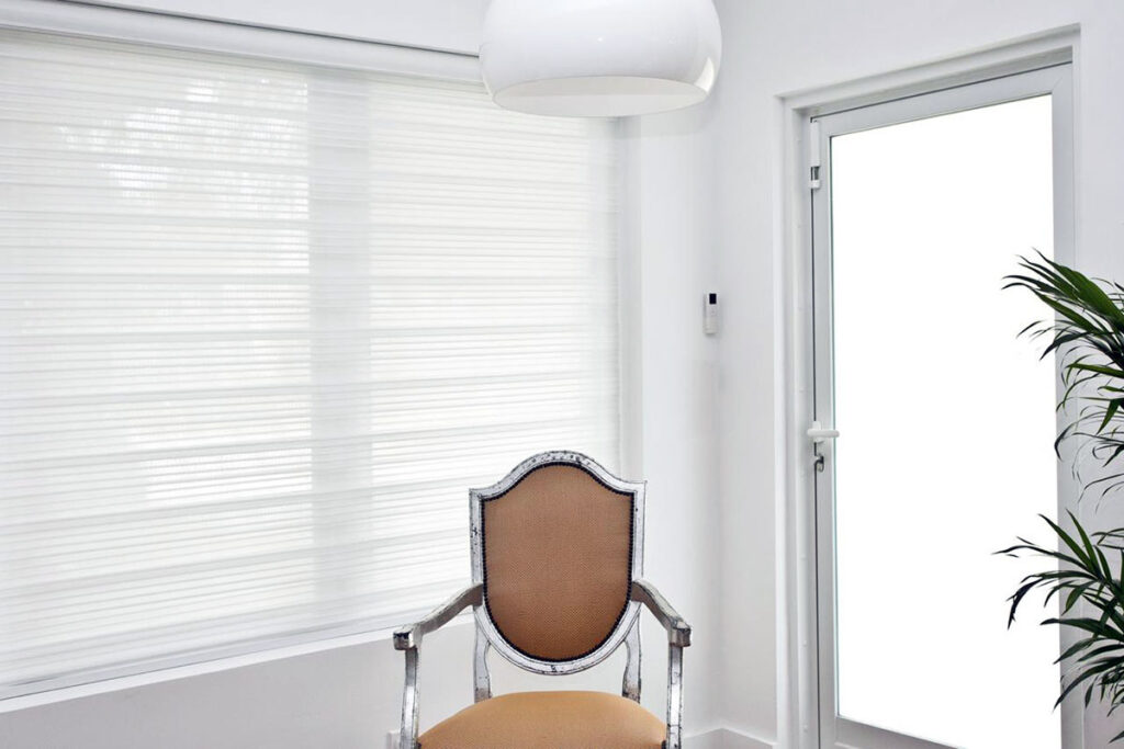 Sala con cortinas roller neolux blancas