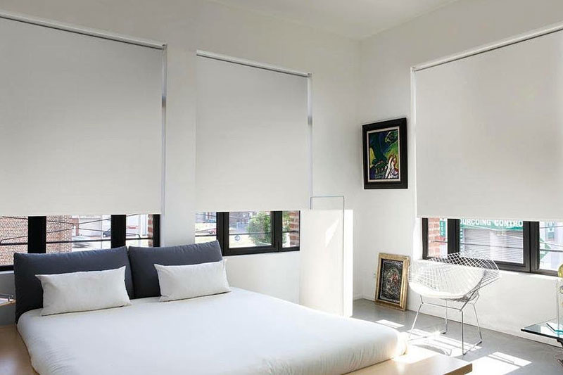 Living con cortinas roller black out blancas