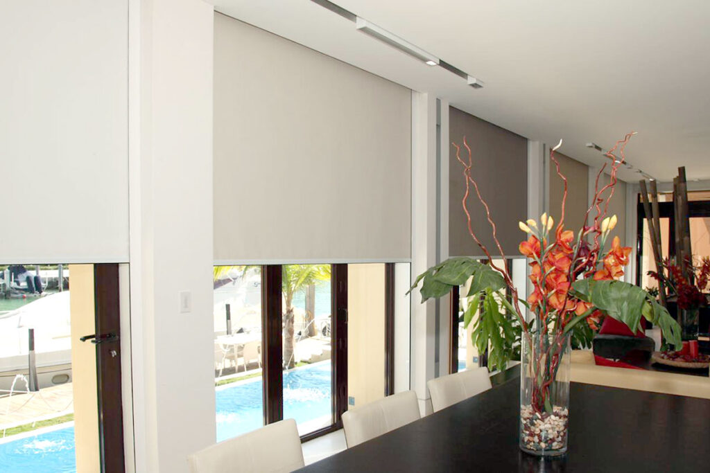 Salón comedor con cortinas roller black out