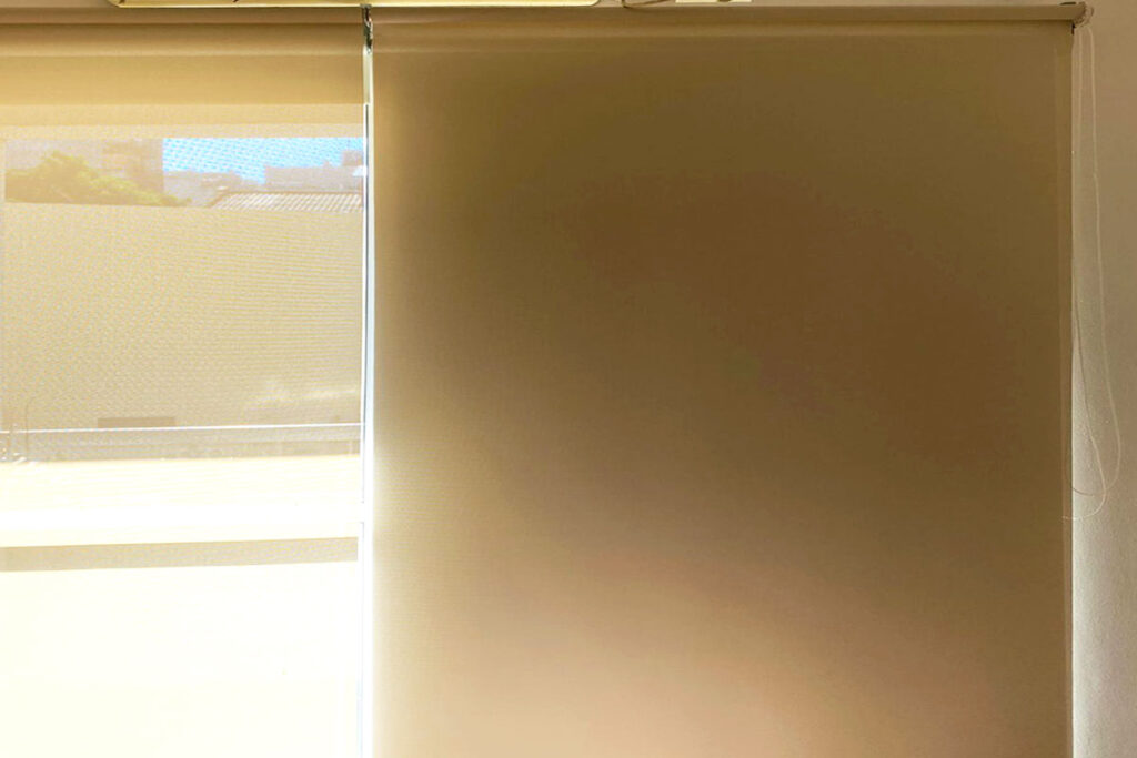 Habitación con cortinas roller dobles