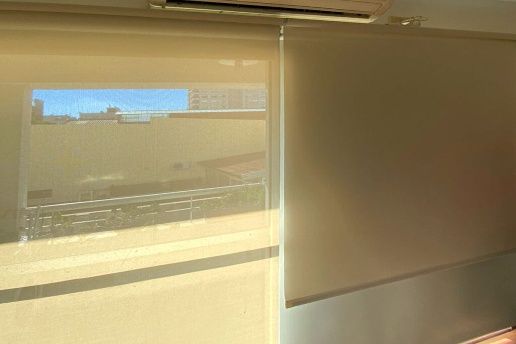 Habitación con cortinas roller dobles