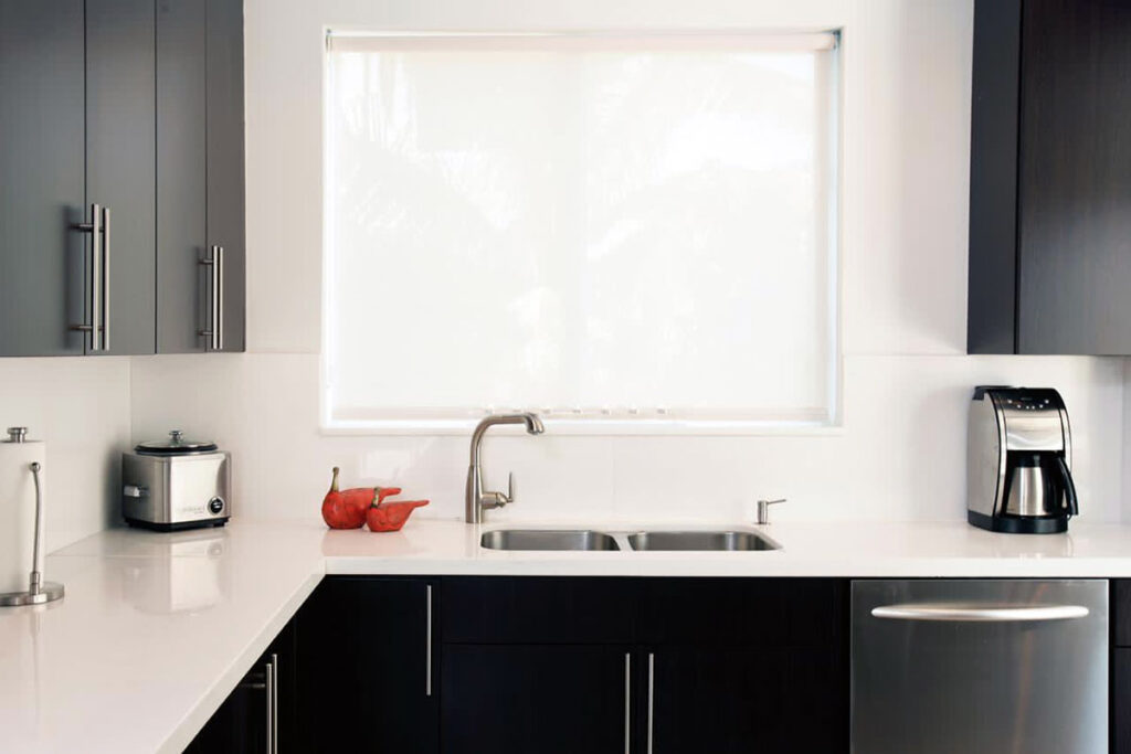 Cocina con cortina roller Screen