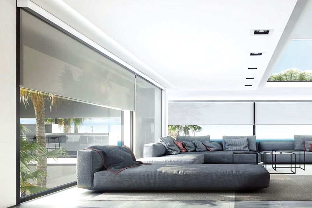 Gran salón de estar con cortinas roller screen