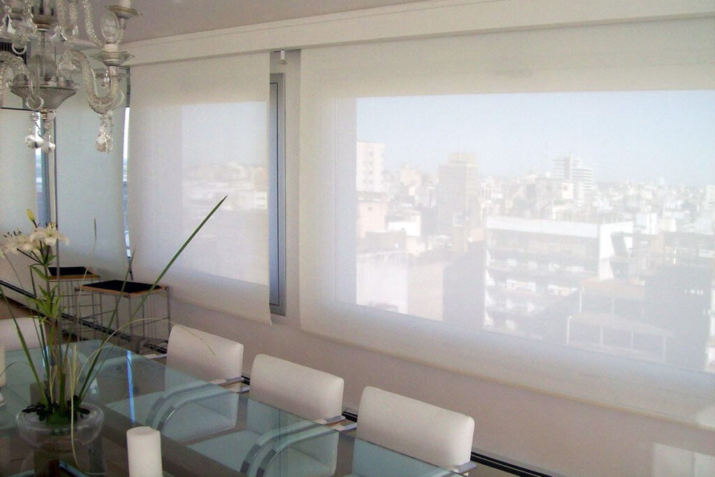 Salón comedor con cortinas roller screen