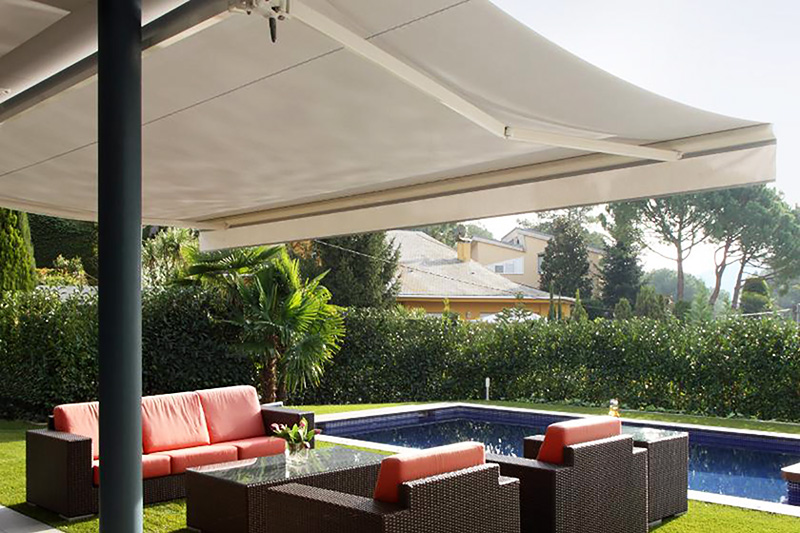 Toldo de brazo extensible en un patio