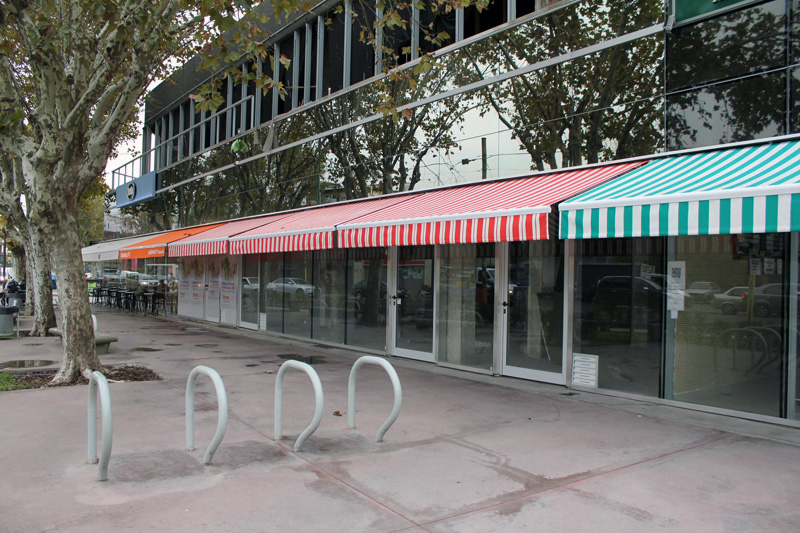 Toldo de brazo extensible para locales comerciales