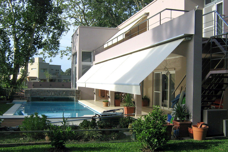 Toldo de brazo extensible para patios y jardines