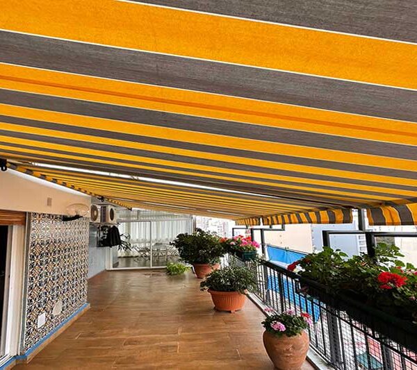 Toldo deslizante con guías