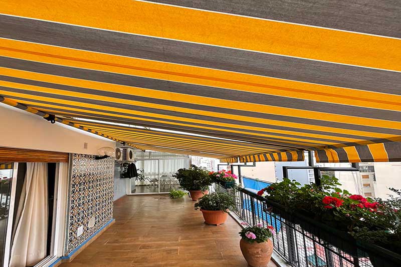 Toldo deslizante con guías